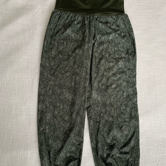 Lululemon Ohm Pant Gator Green Discontinued - Picture 7 of 10